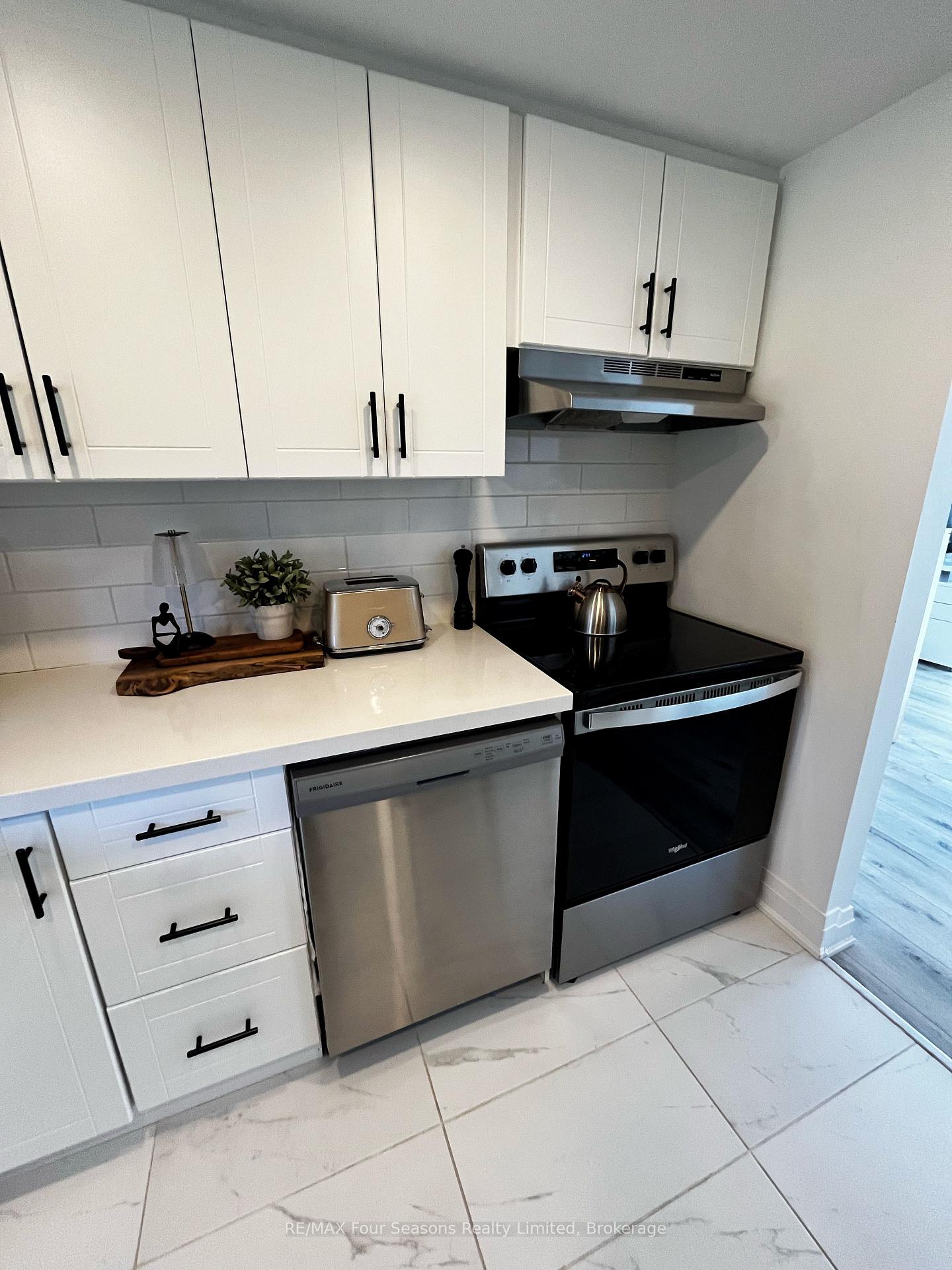 Photo 17 of 28 Betty Boulevard, Wasaga Beach — HOMEH