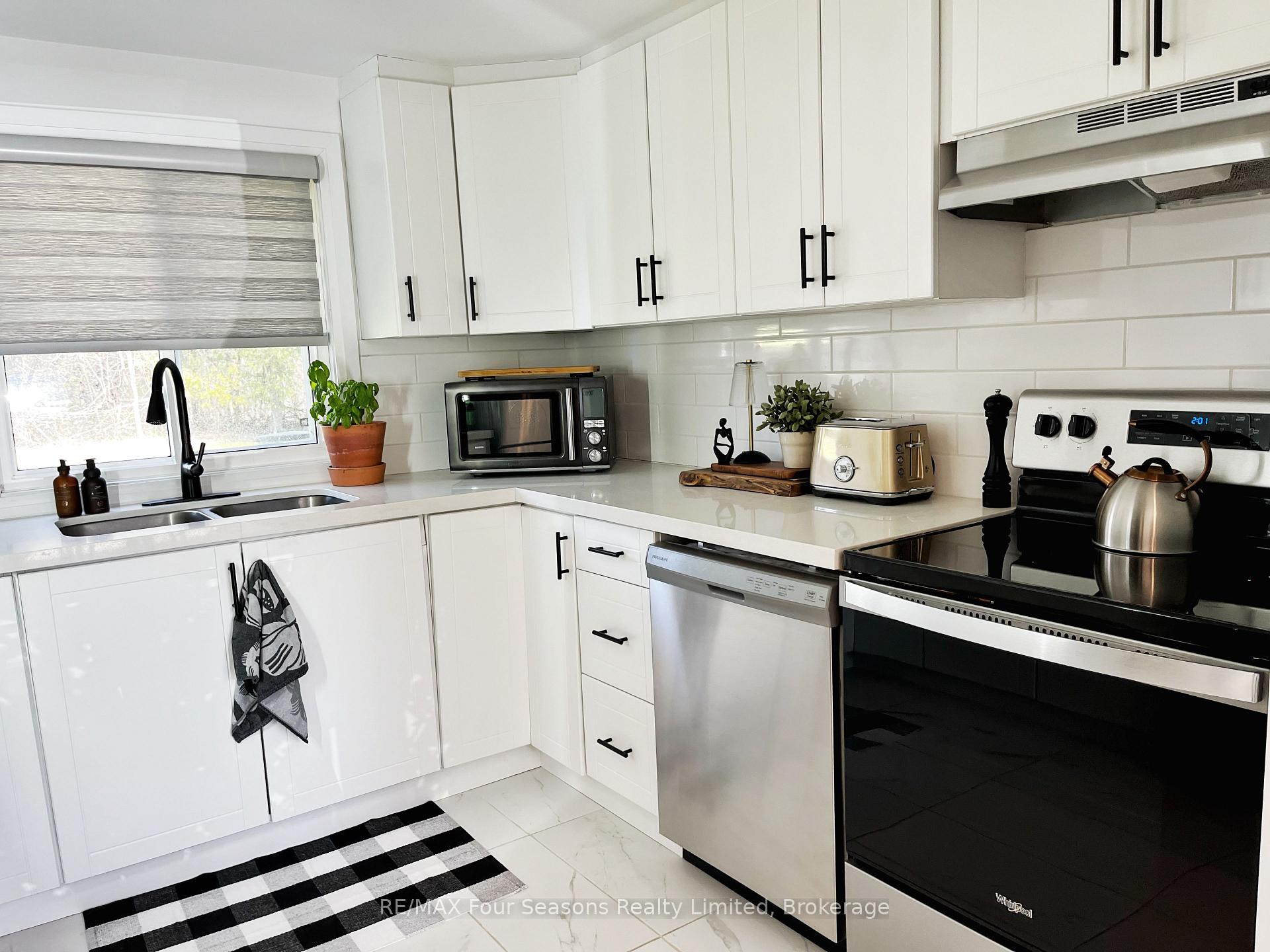 Photo 21 of 28 Betty Boulevard, Wasaga Beach — HOMEH