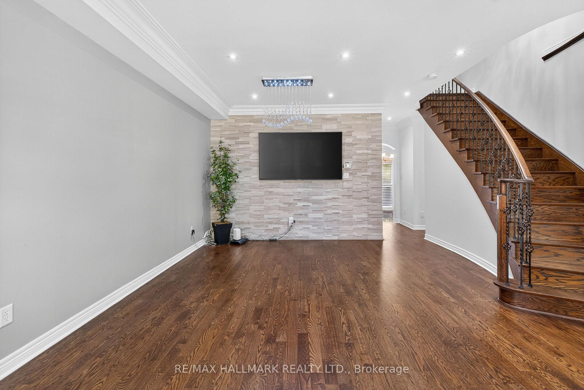 Photo 8 of 102 Destino Crescent, Vaughan, Vellore Village — HOMEH