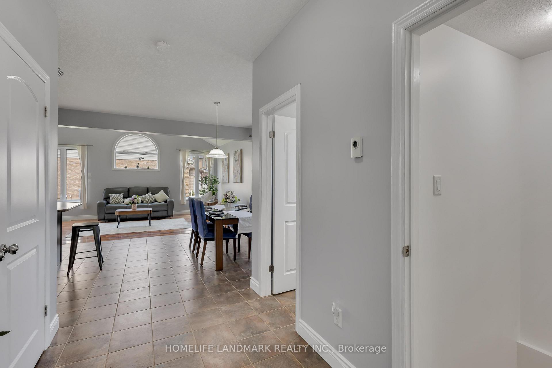 Photo 3 of 301 Westpark Crescent, Waterloo — HOMEH