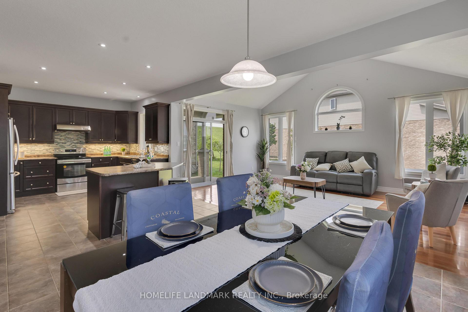 Photo 10 of 301 Westpark Crescent, Waterloo — HOMEH