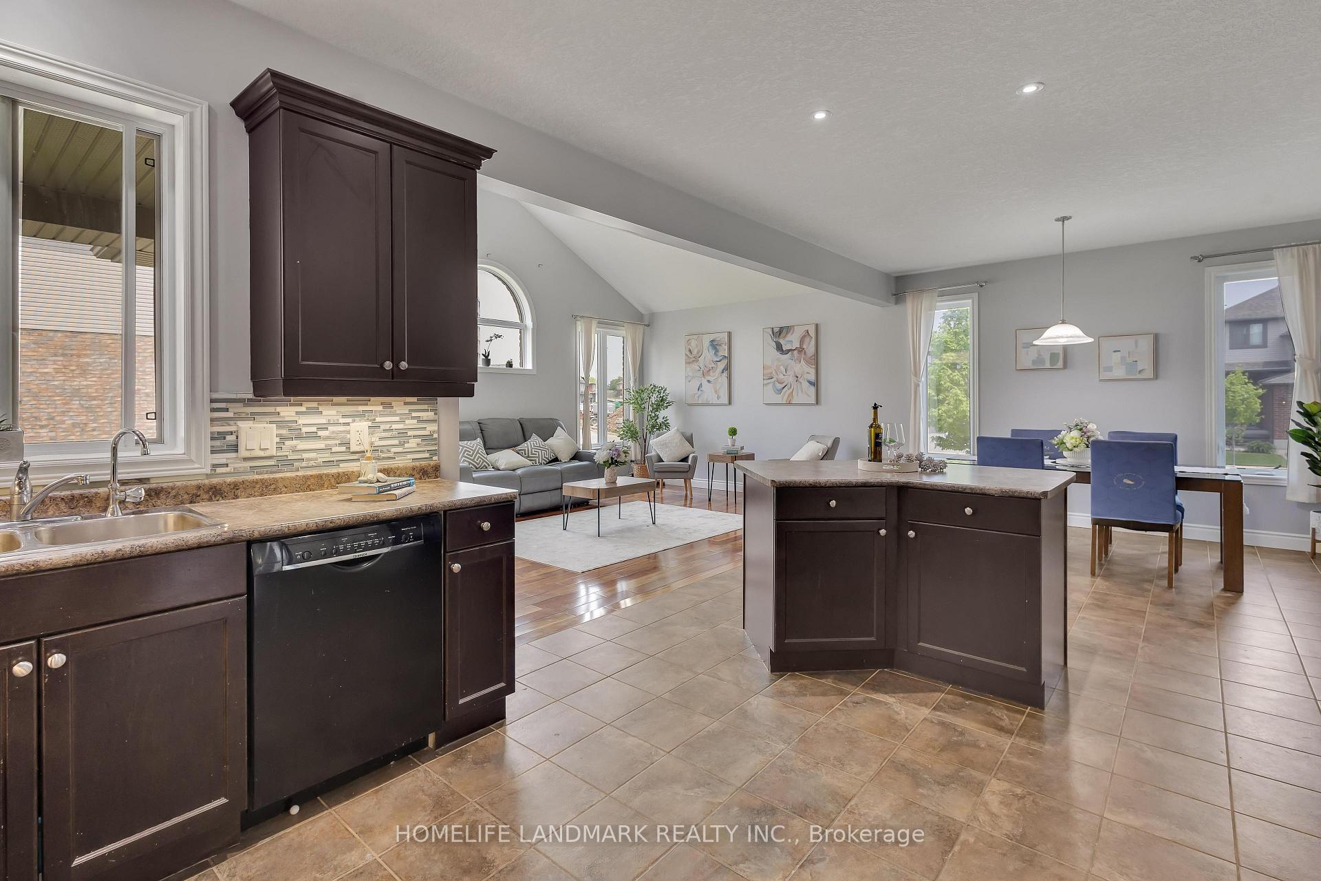 Photo 12 of 301 Westpark Crescent, Waterloo — HOMEH