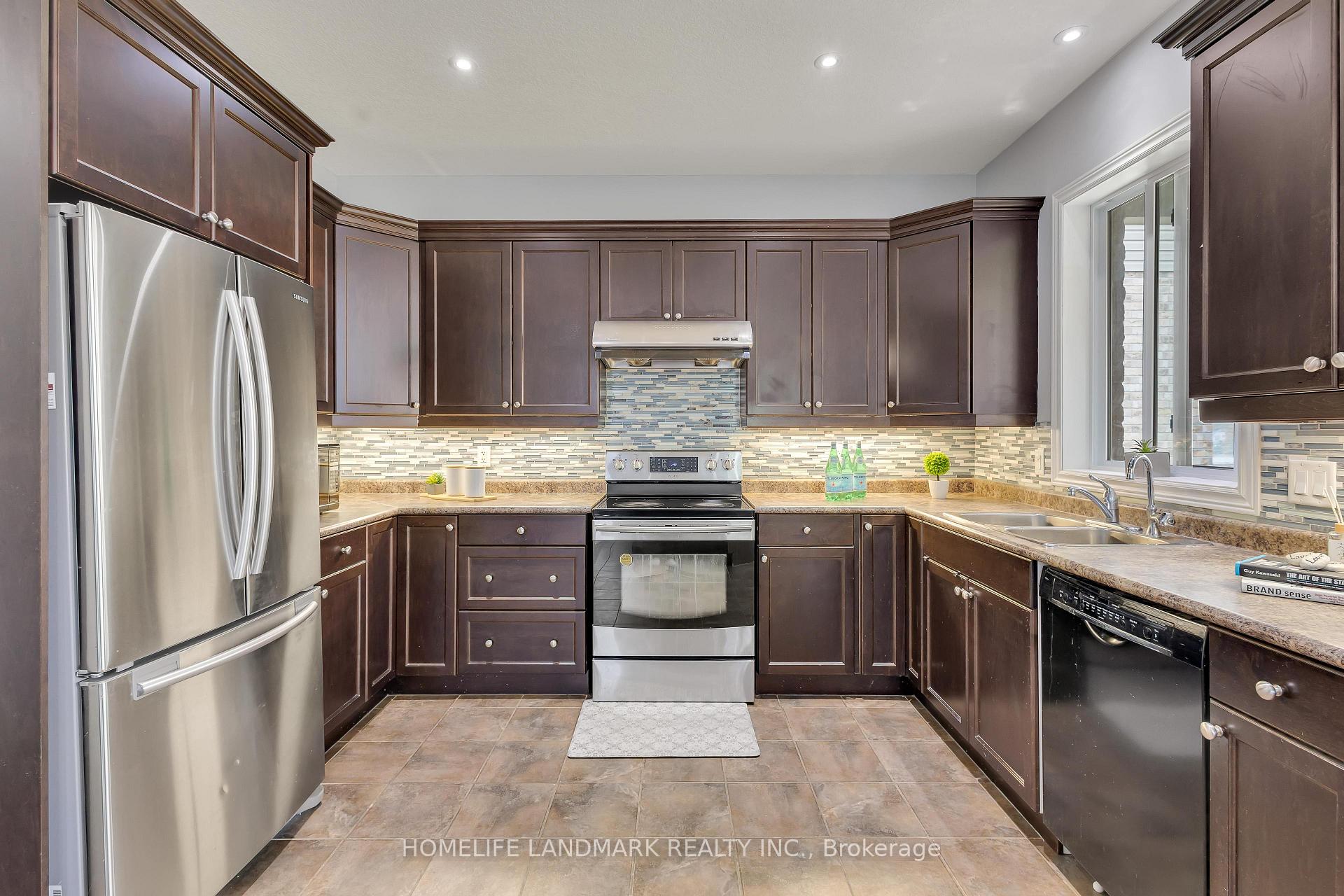 Photo 13 of 301 Westpark Crescent, Waterloo — HOMEH