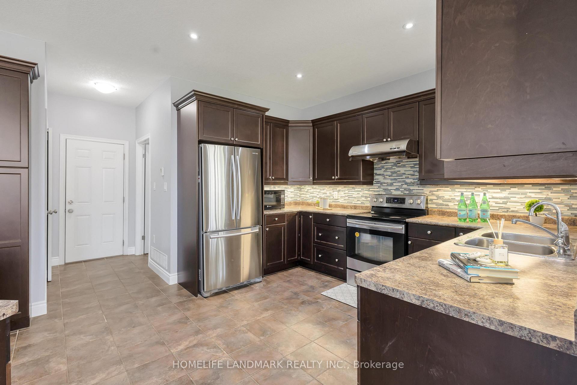 Photo 14 of 301 Westpark Crescent, Waterloo — HOMEH