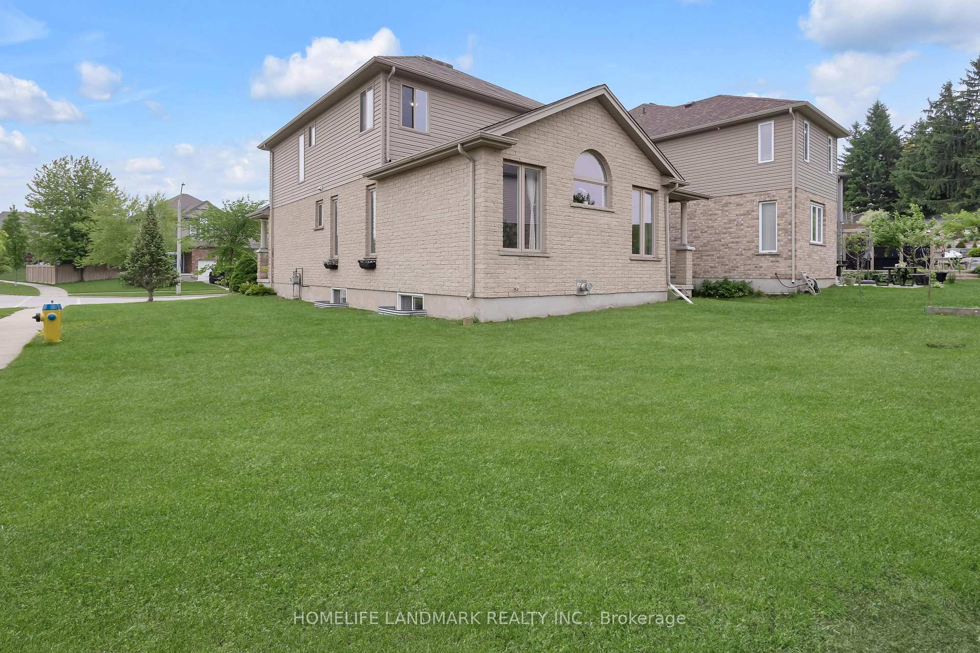 Photo 37 of 301 Westpark Crescent, Waterloo — HOMEH