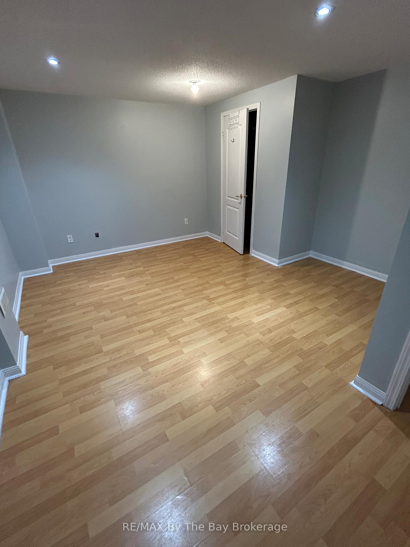 Photo 5 of 23 Rose Valley Way, Wasaga Beach — HOMEH
