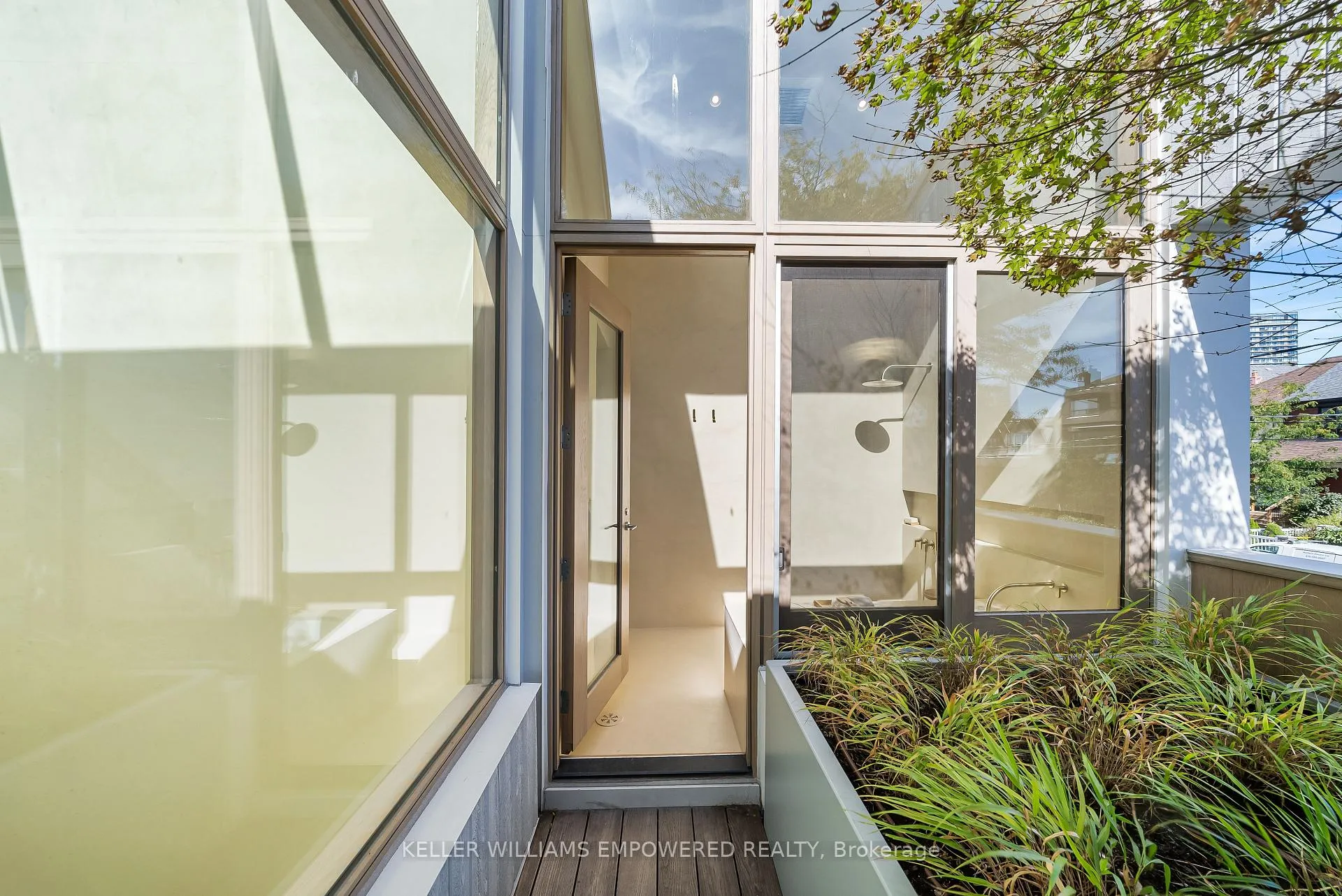 Photo 11 of 722 Lansdowne Avenue, Toronto, Dovercourt-Wallace Emerson-Junction — HOMEH
