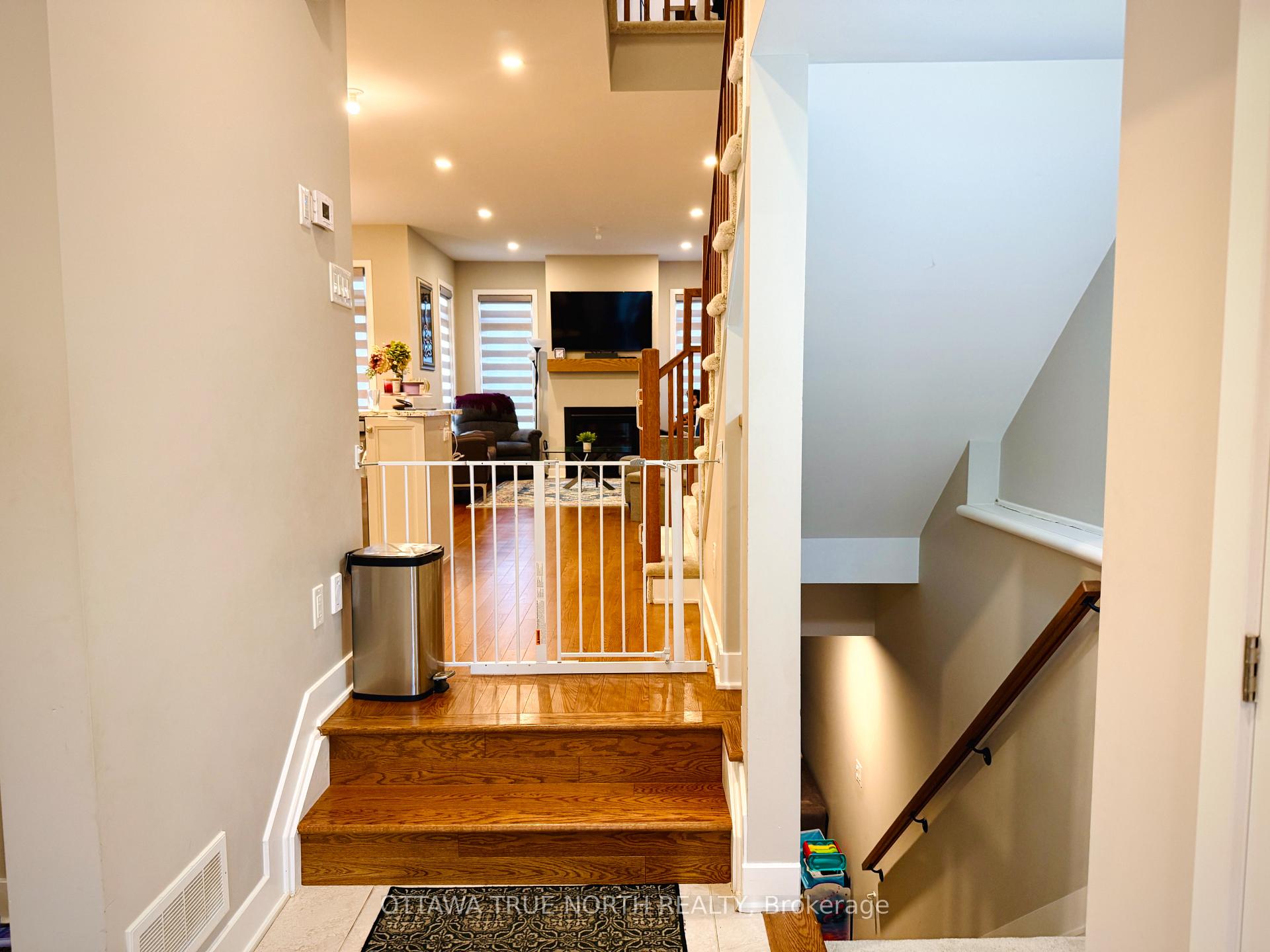 Photo 3 of 550 Borbridge Avenue, Ottawa, Riverside South/Gloucester Glen — HOMEH
