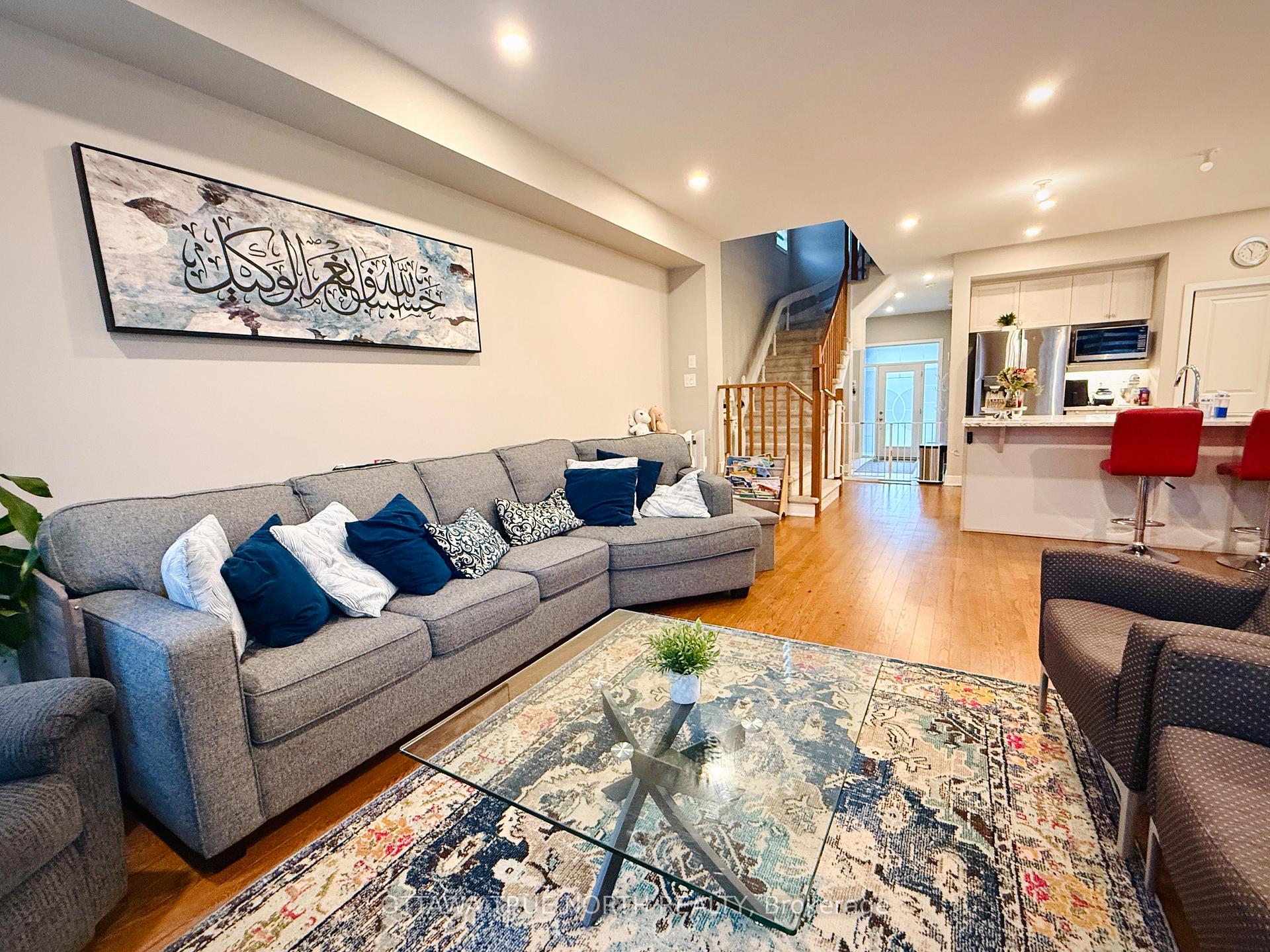 Photo 5 of 550 Borbridge Avenue, Ottawa, Riverside South/Gloucester Glen — HOMEH
