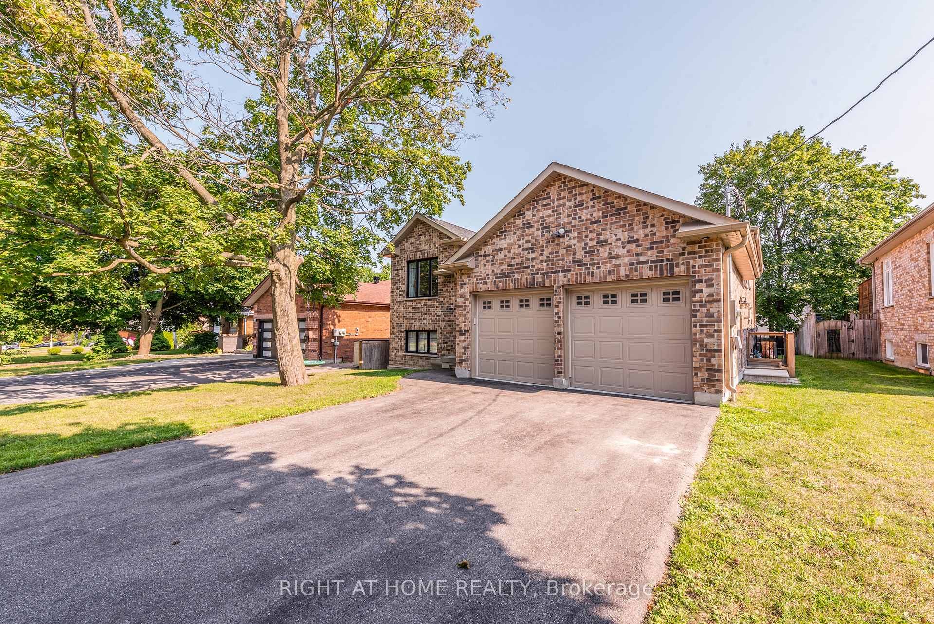 Photo 2 of 11 Ottaway Avenue, Barrie, Wellington — HOMEH