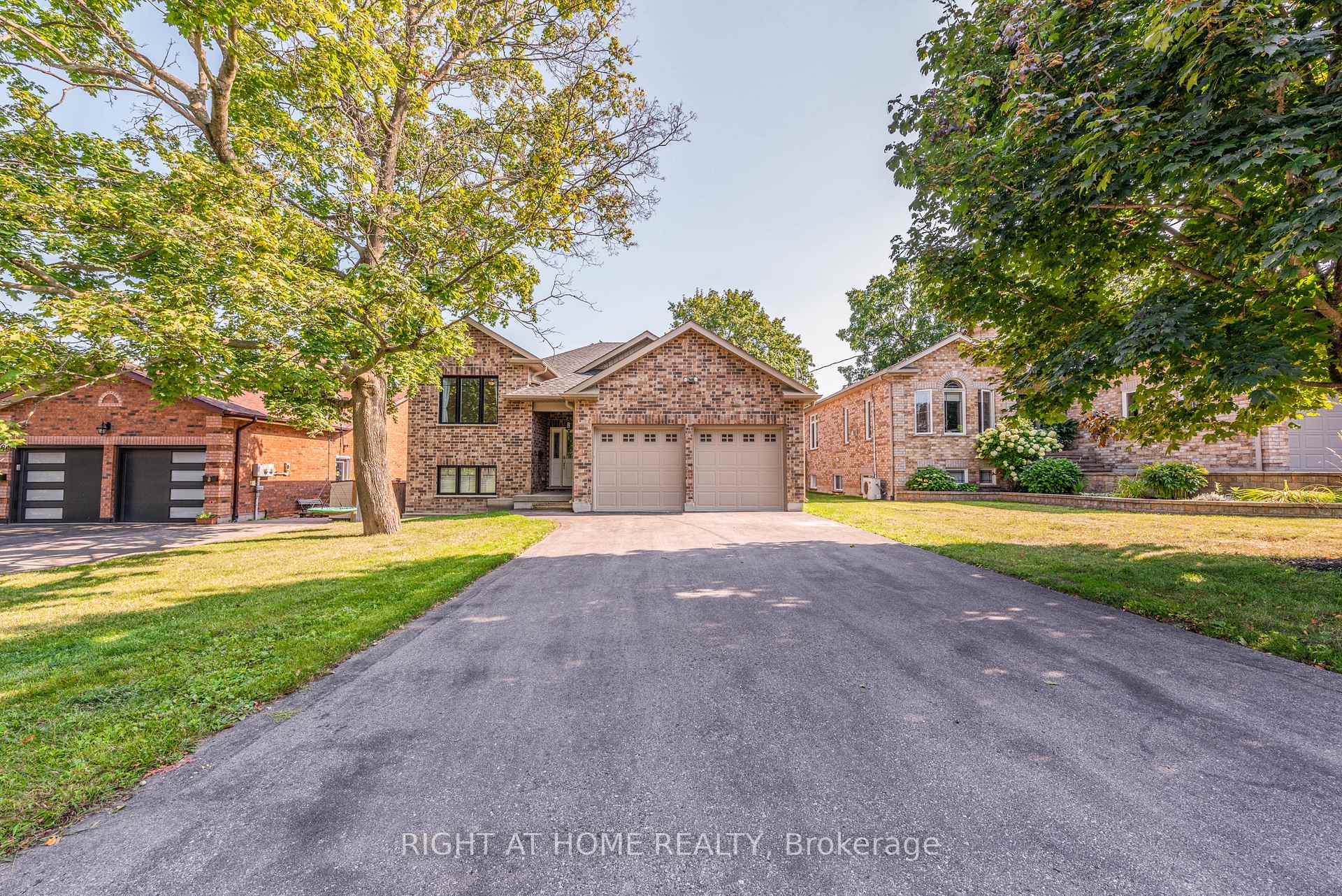 Photo 3 of 11 Ottaway Avenue, Barrie, Wellington — HOMEH