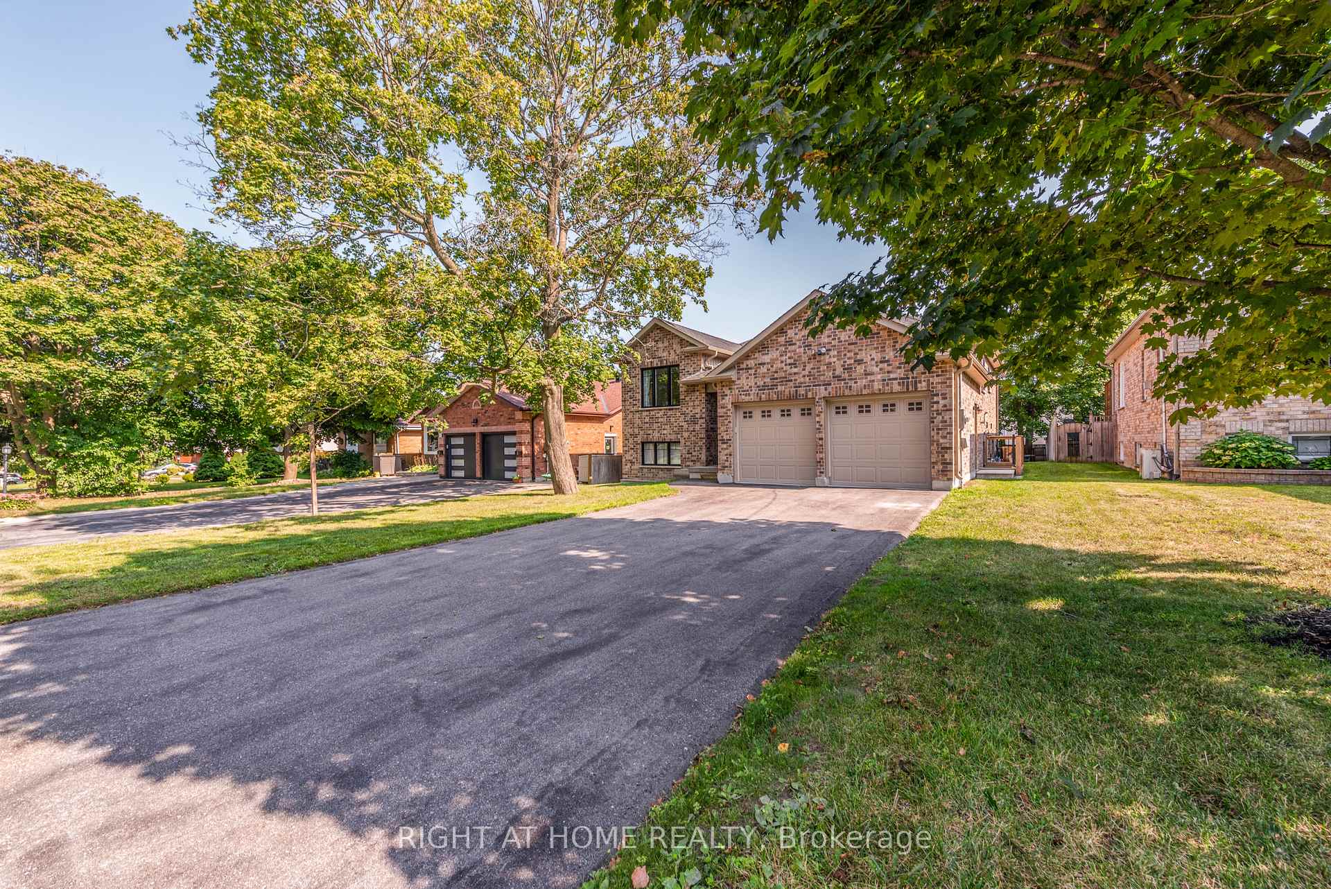 Photo 4 of 11 Ottaway Avenue, Barrie, Wellington — HOMEH