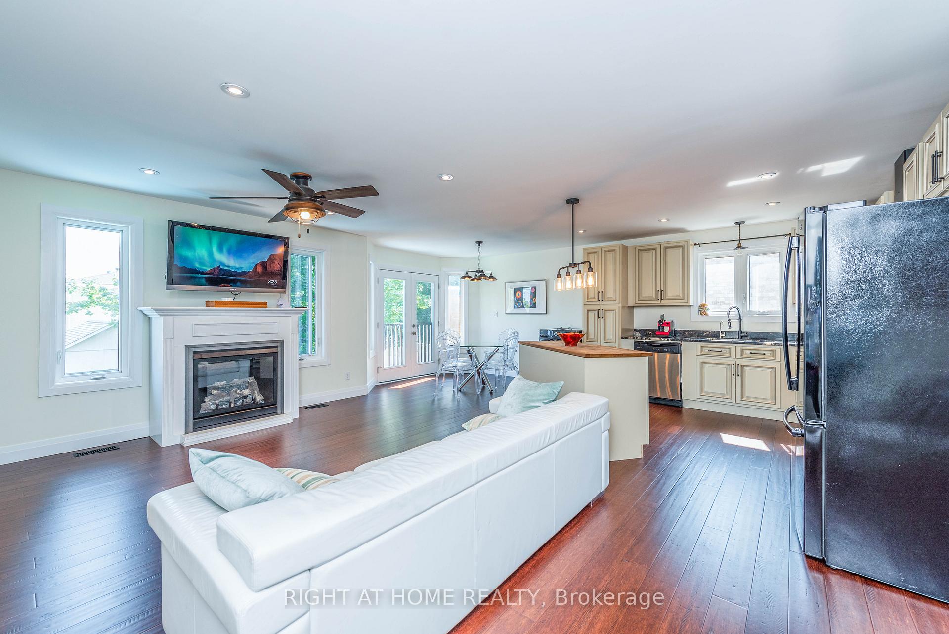 Photo 9 of 11 Ottaway Avenue, Barrie, Wellington — HOMEH