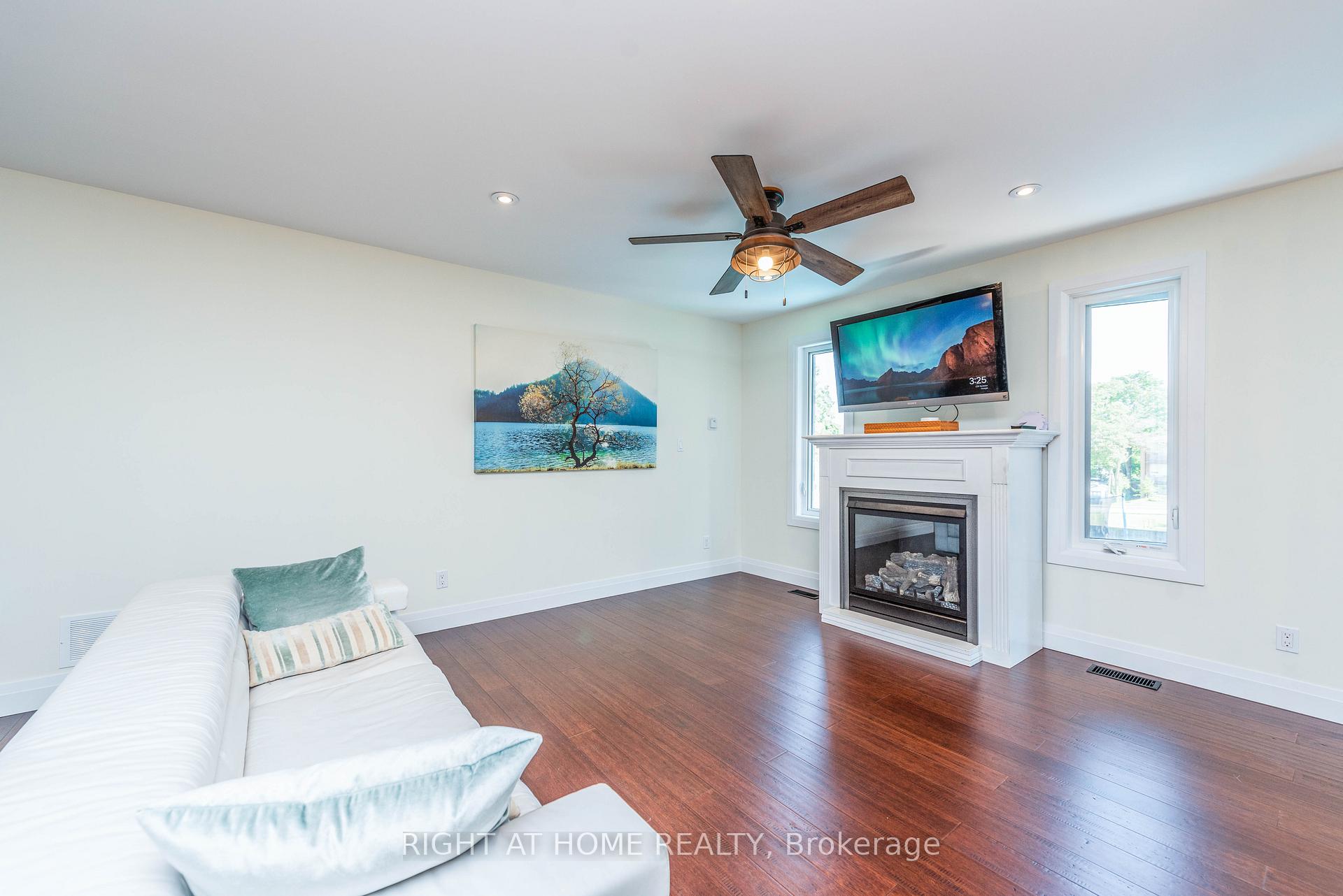 Photo 7 of 11 Ottaway Avenue, Barrie, Wellington — HOMEH