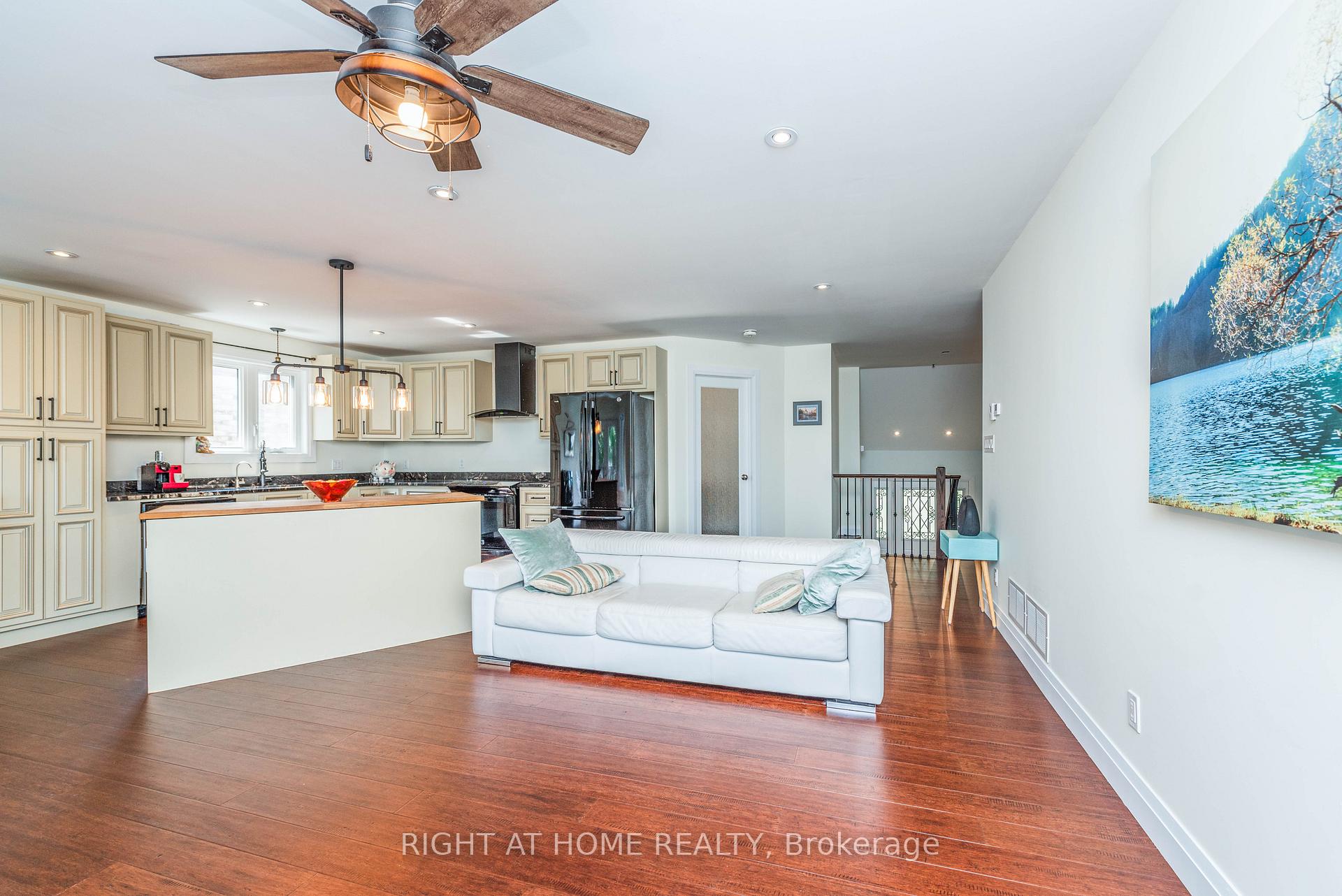 Photo 15 of 11 Ottaway Avenue, Barrie, Wellington — HOMEH