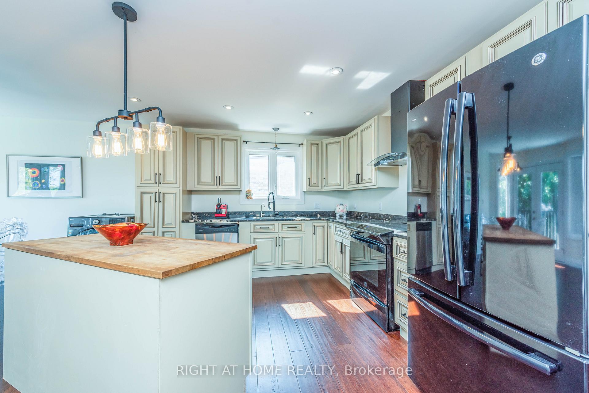 Photo 29 of 11 Ottaway Avenue, Barrie, Wellington — HOMEH
