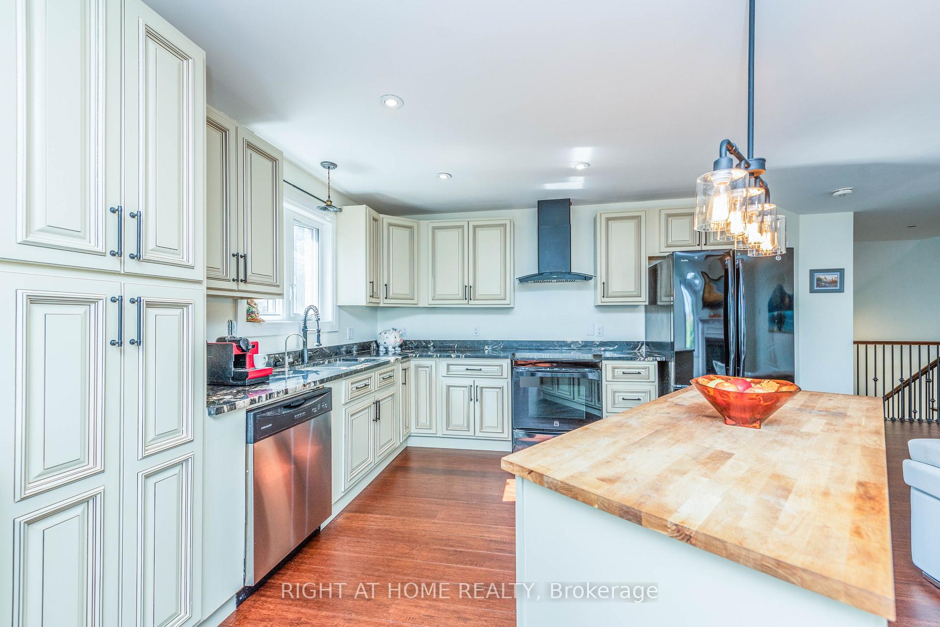 Photo 12 of 11 Ottaway Avenue, Barrie, Wellington — HOMEH