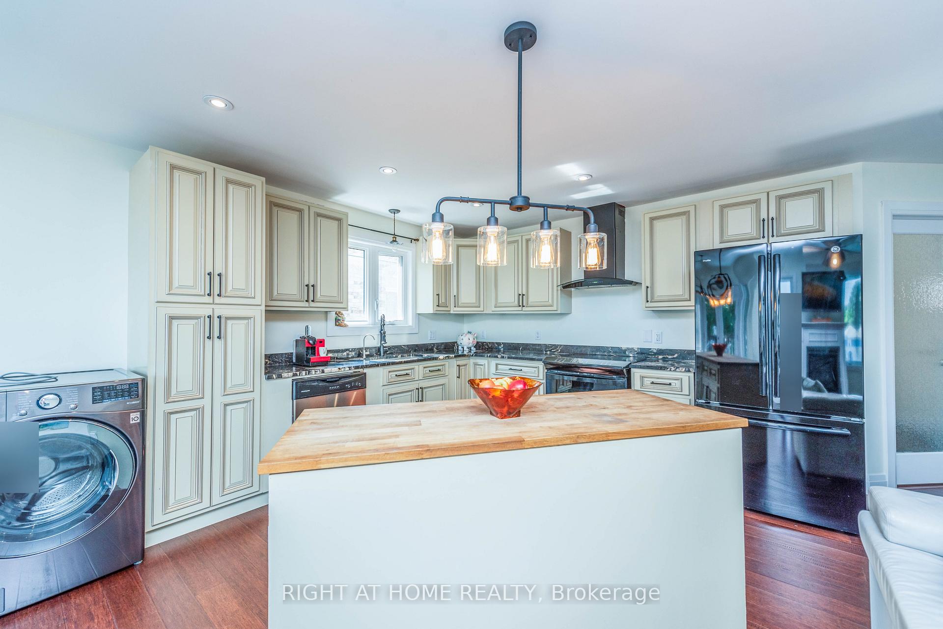 Photo 14 of 11 Ottaway Avenue, Barrie, Wellington — HOMEH