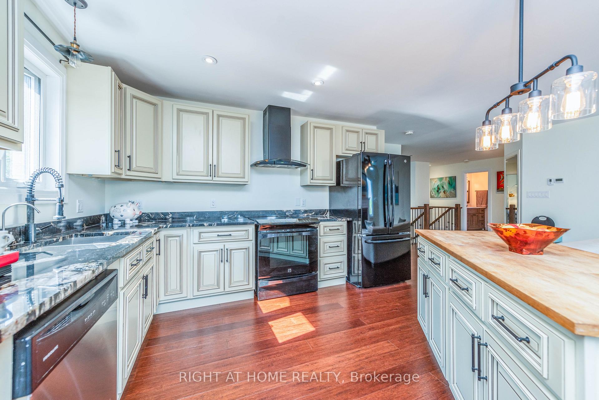 Photo 17 of 11 Ottaway Avenue, Barrie, Wellington — HOMEH