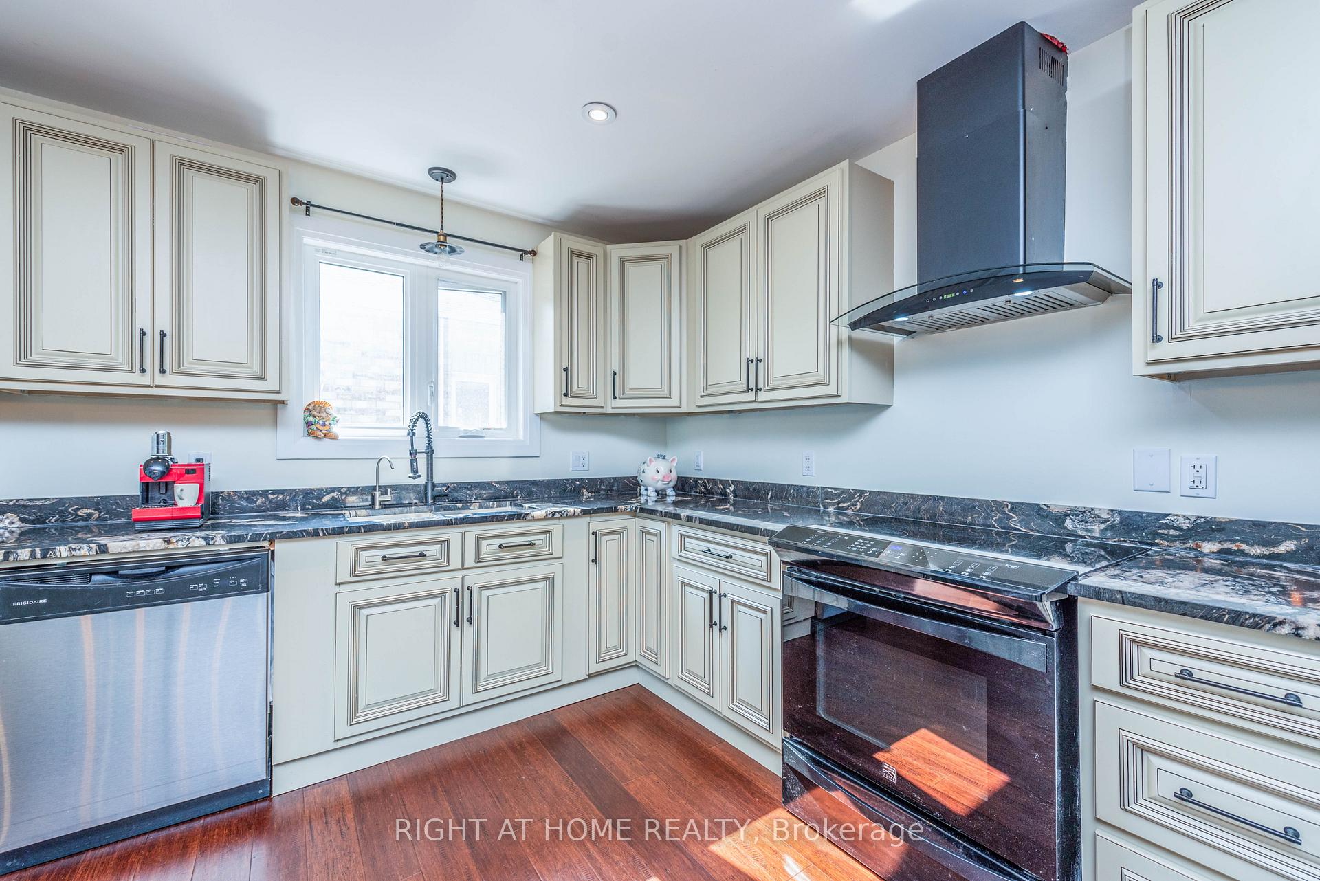 Photo 16 of 11 Ottaway Avenue, Barrie, Wellington — HOMEH