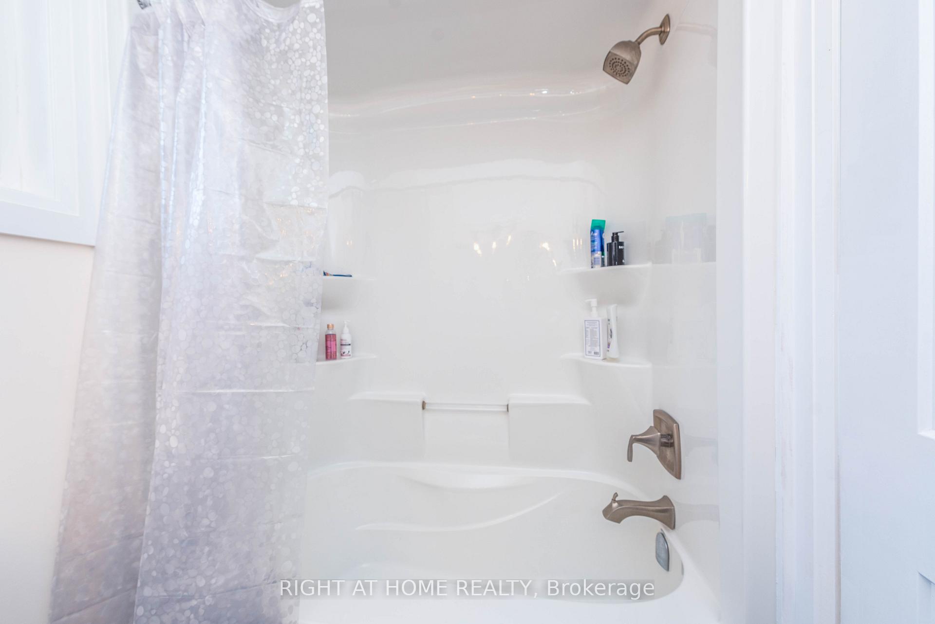 Photo 23 of 11 Ottaway Avenue, Barrie, Wellington — HOMEH