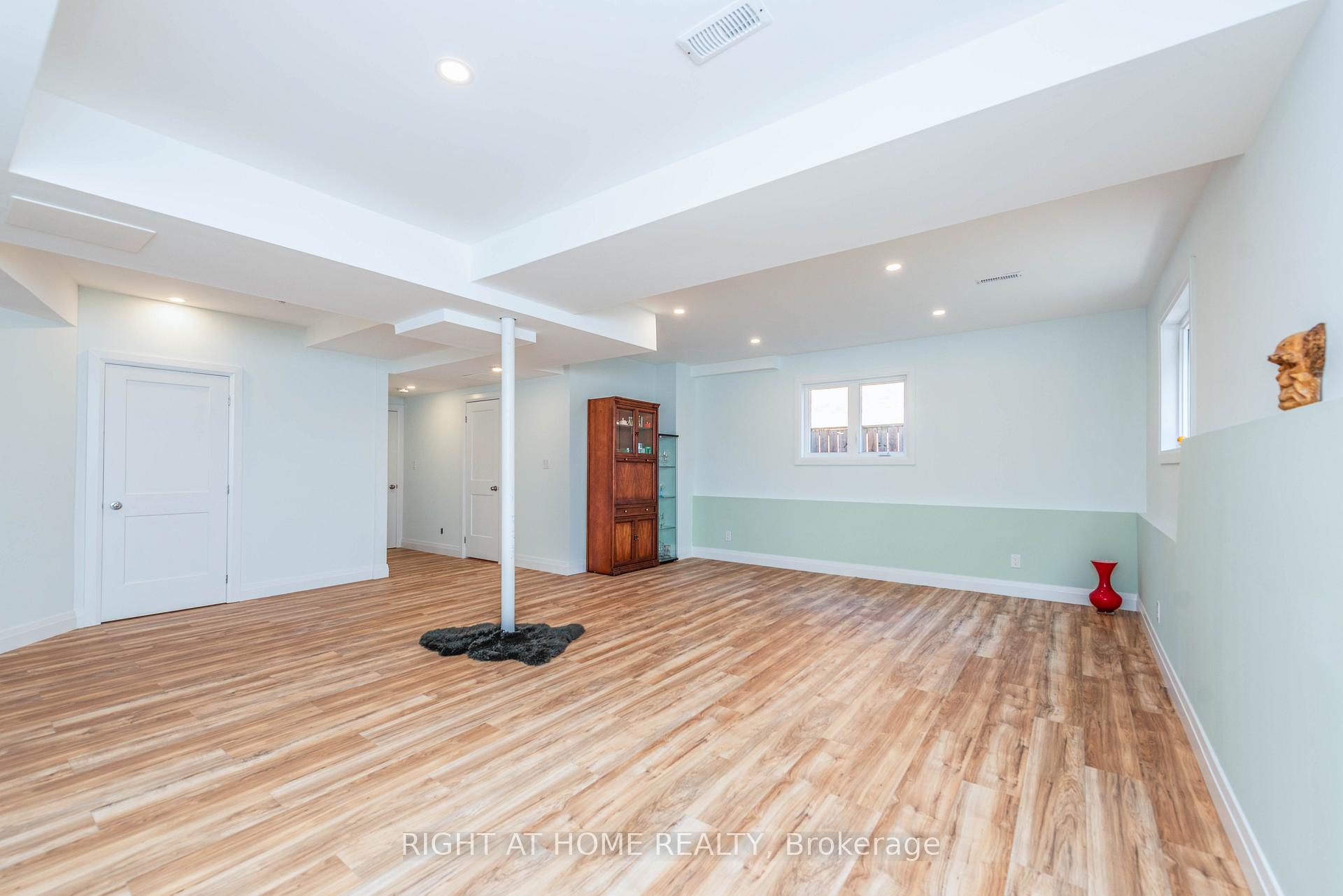 Photo 33 of 11 Ottaway Avenue, Barrie, Wellington — HOMEH