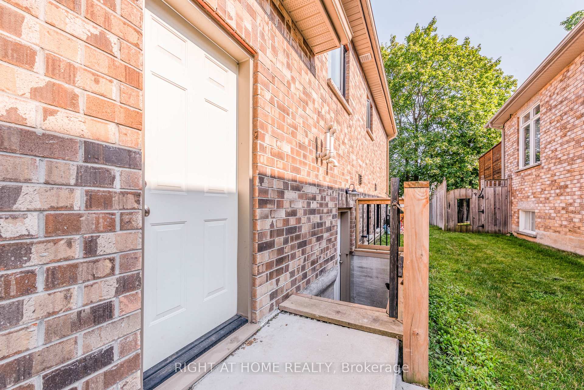 Photo 44 of 11 Ottaway Avenue, Barrie, Wellington — HOMEH
