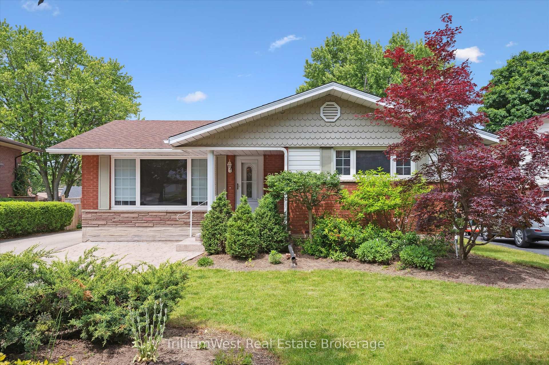 Photo 4 of 213 Dixie Crescent, Waterloo — HOMEH