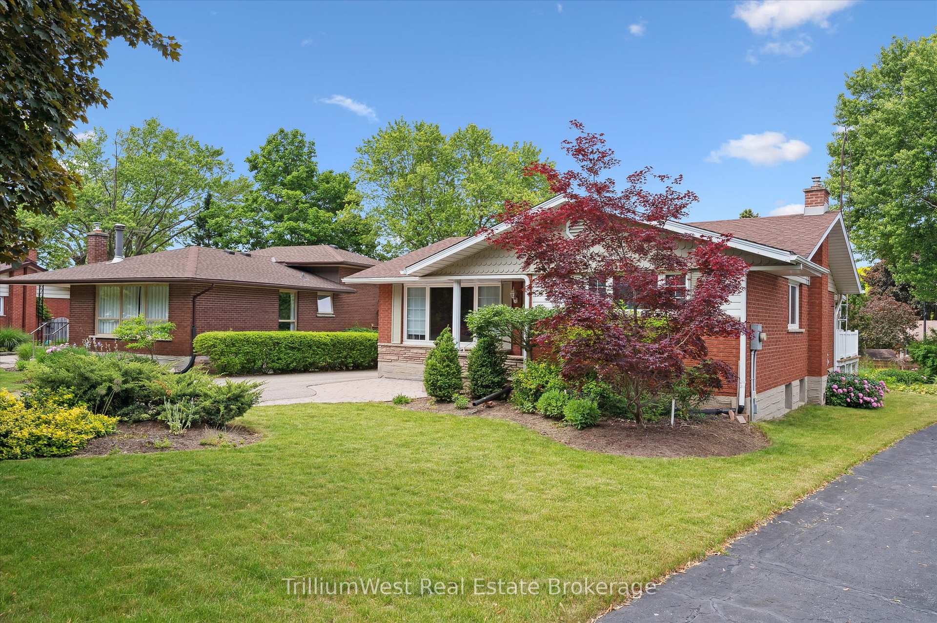 Photo 5 of 213 Dixie Crescent, Waterloo — HOMEH