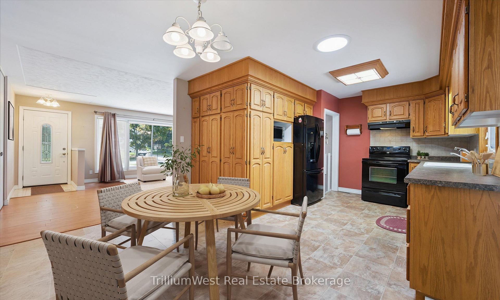 Photo 14 of 213 Dixie Crescent, Waterloo — HOMEH