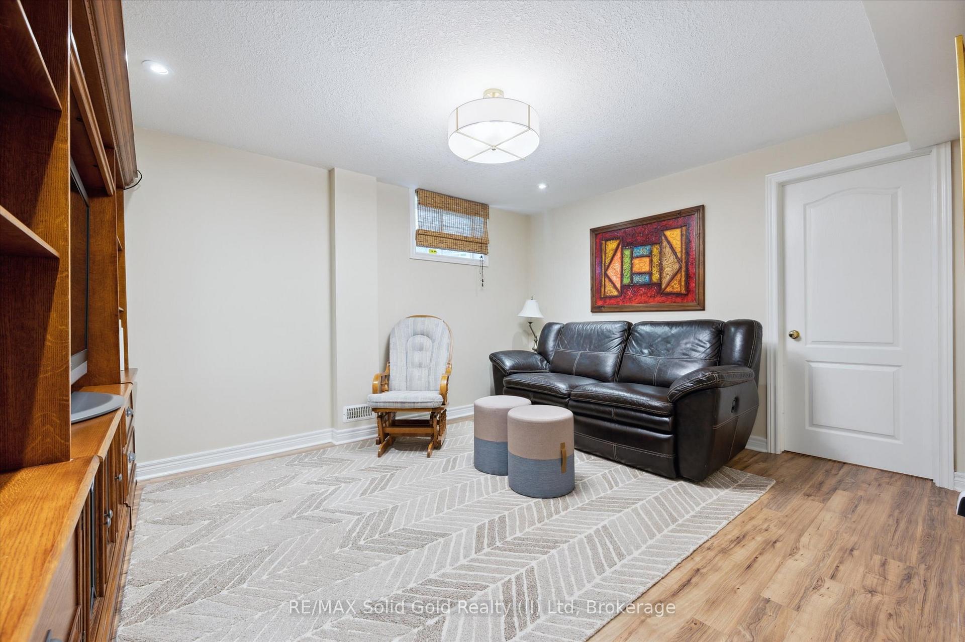 Photo 38 of 748 Cedar Bend Drive, Waterloo — HOMEH