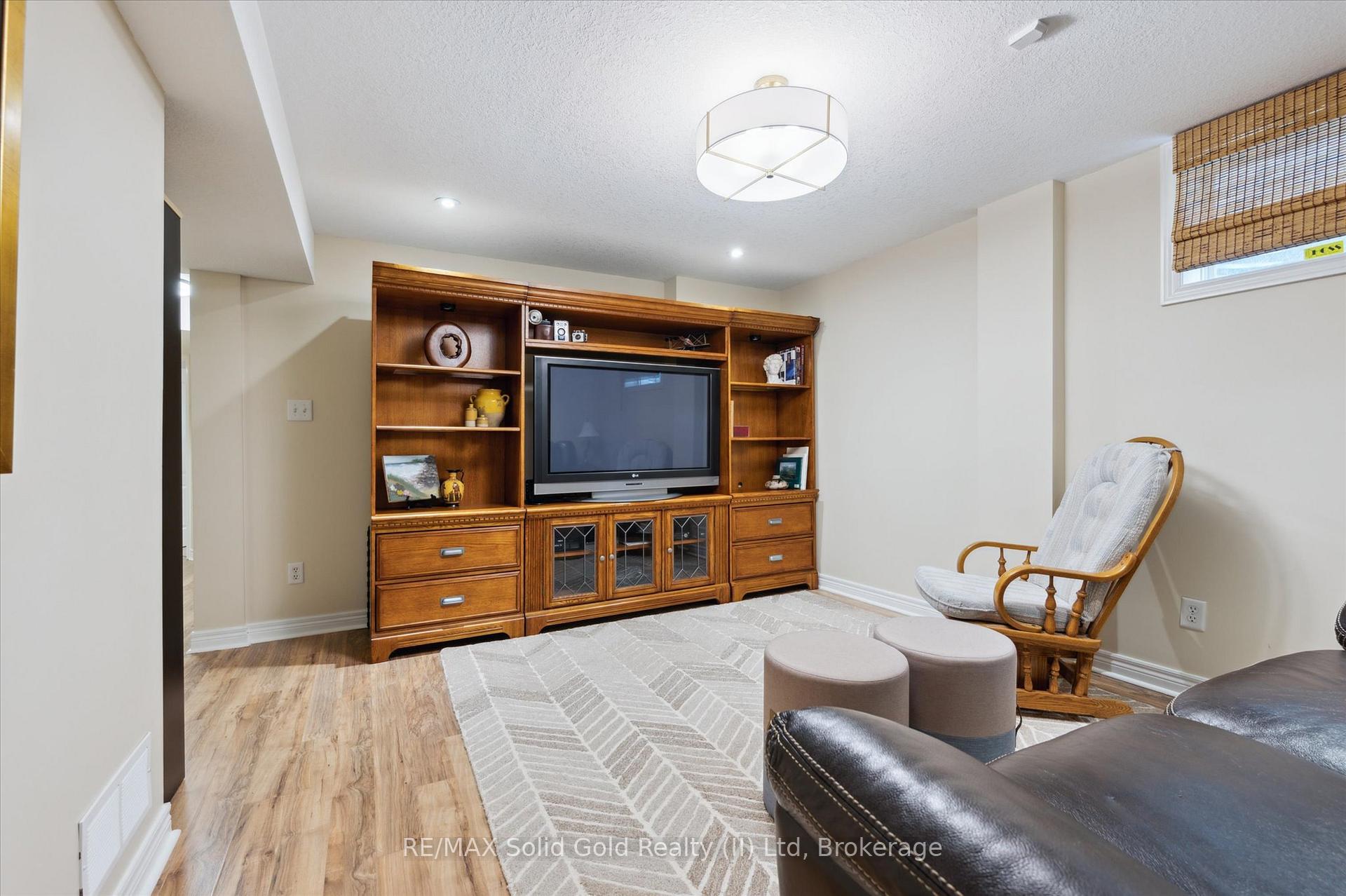 Photo 39 of 748 Cedar Bend Drive, Waterloo — HOMEH