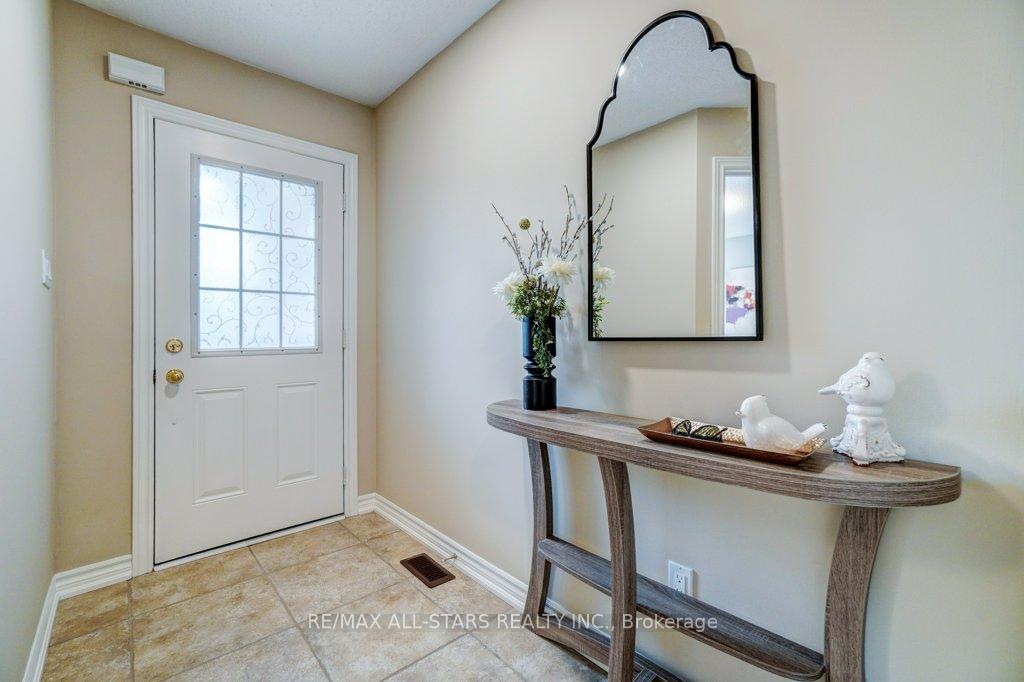 Photo 2 of 15 Meadow's End Crescent, Uxbridge — HOMEH