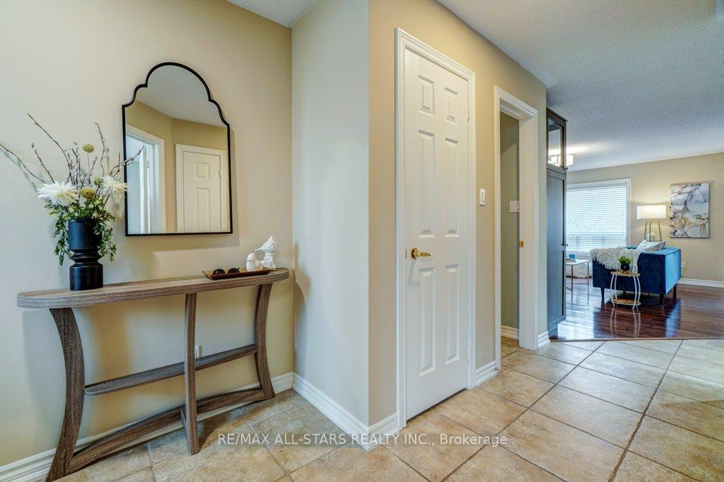 Photo 3 of 15 Meadow's End Crescent, Uxbridge — HOMEH