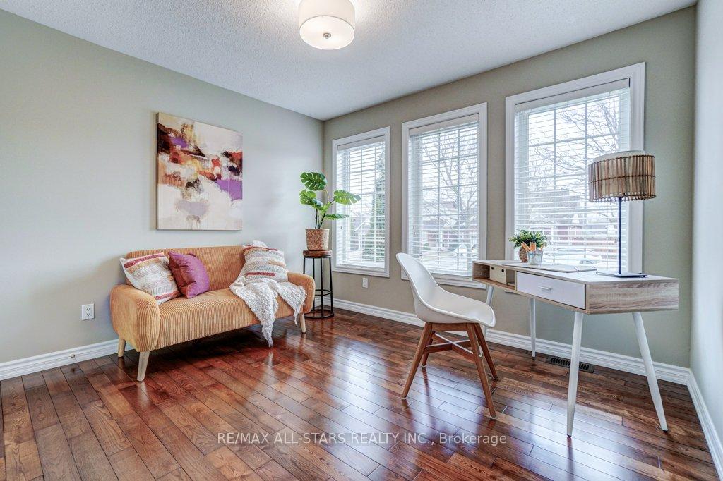 Photo 4 of 15 Meadow's End Crescent, Uxbridge — HOMEH