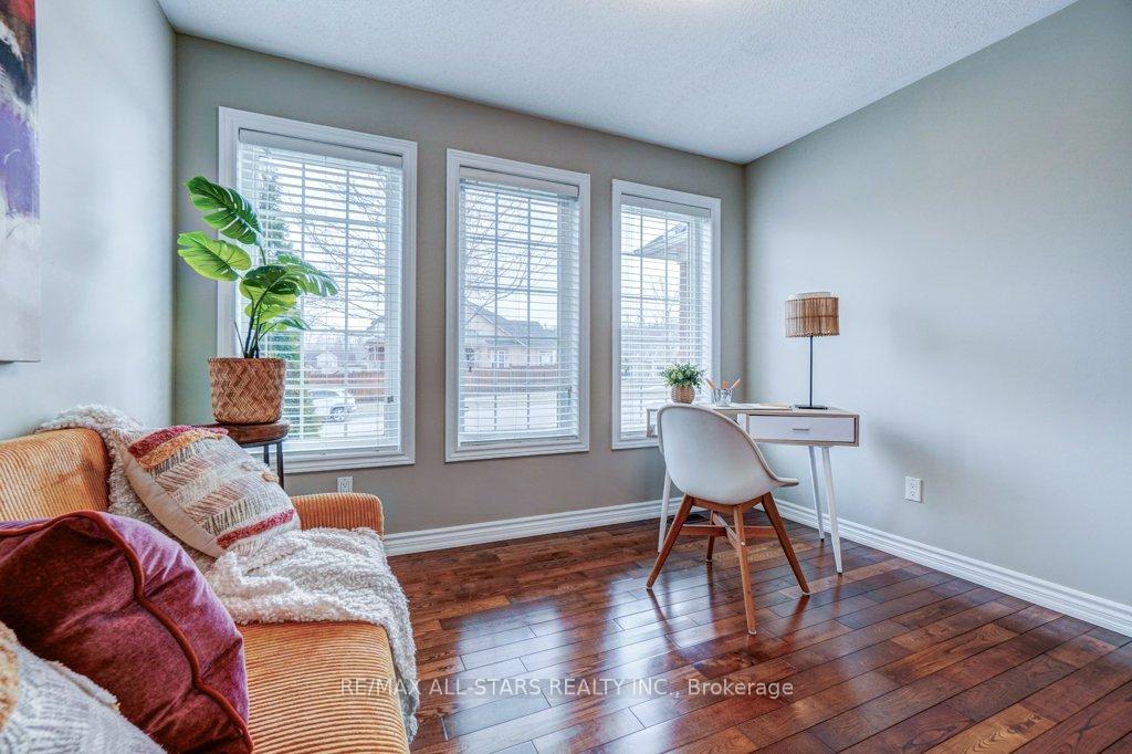Photo 5 of 15 Meadow's End Crescent, Uxbridge — HOMEH