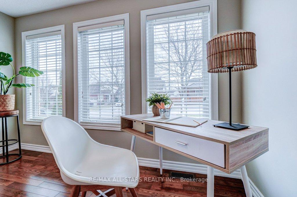 Photo 6 of 15 Meadow's End Crescent, Uxbridge — HOMEH