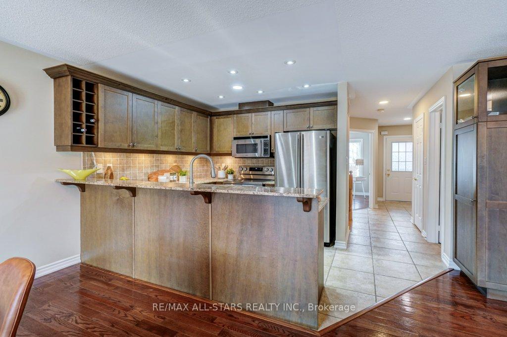Photo 8 of 15 Meadow's End Crescent, Uxbridge — HOMEH