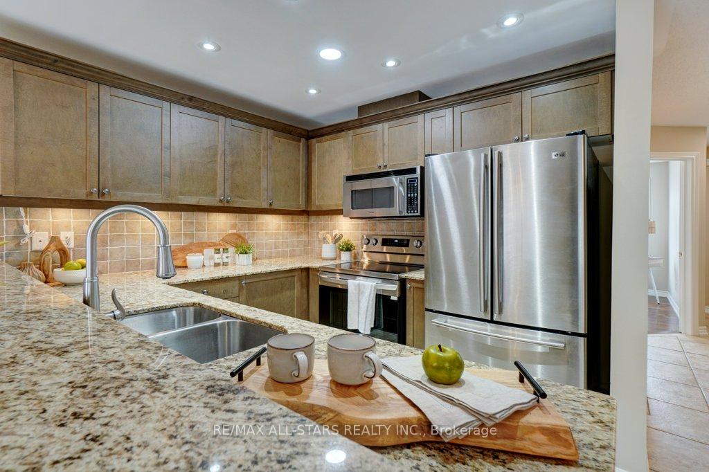 Photo 10 of 15 Meadow's End Crescent, Uxbridge — HOMEH