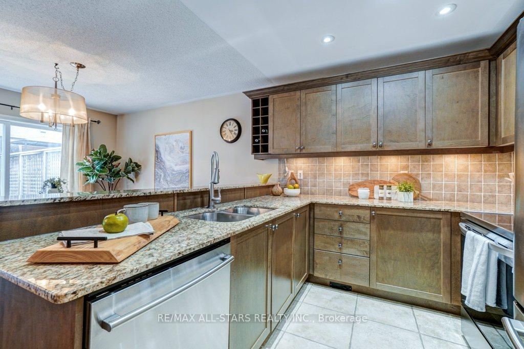 Photo 11 of 15 Meadow's End Crescent, Uxbridge — HOMEH