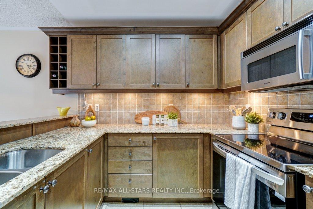 Photo 12 of 15 Meadow's End Crescent, Uxbridge — HOMEH