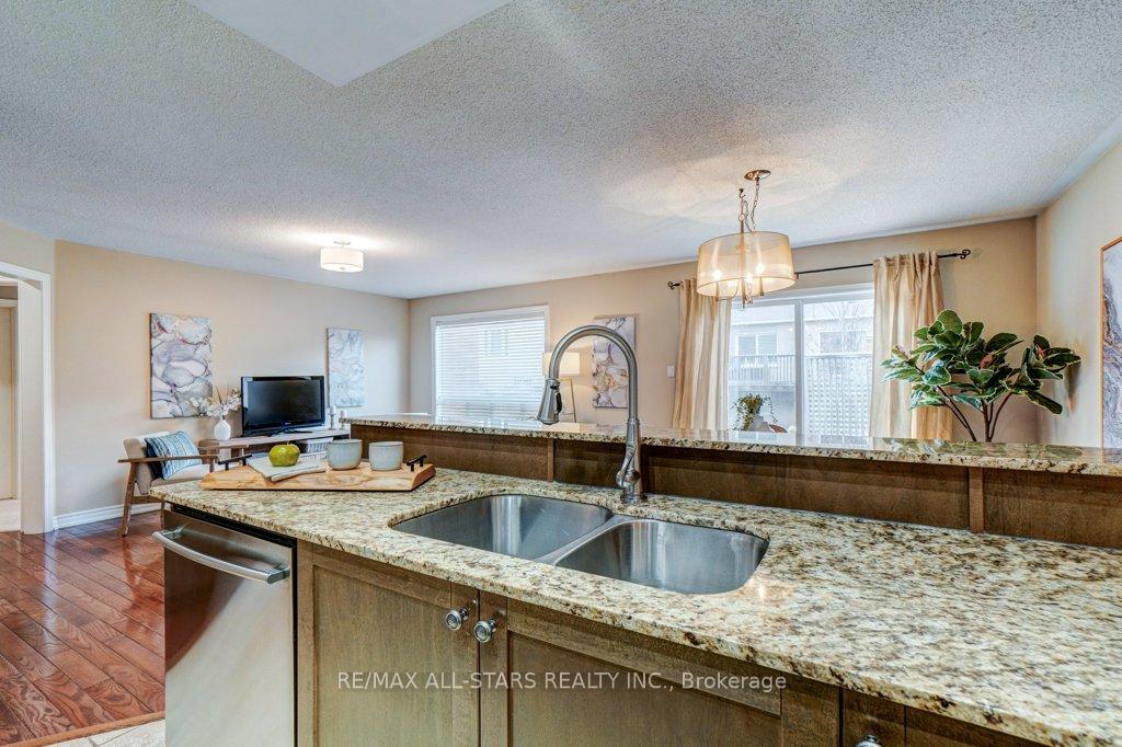 Photo 13 of 15 Meadow's End Crescent, Uxbridge — HOMEH