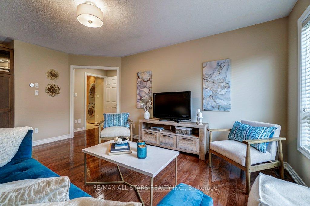 Photo 21 of 15 Meadow's End Crescent, Uxbridge — HOMEH