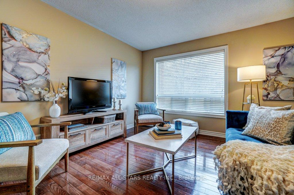 Photo 22 of 15 Meadow's End Crescent, Uxbridge — HOMEH