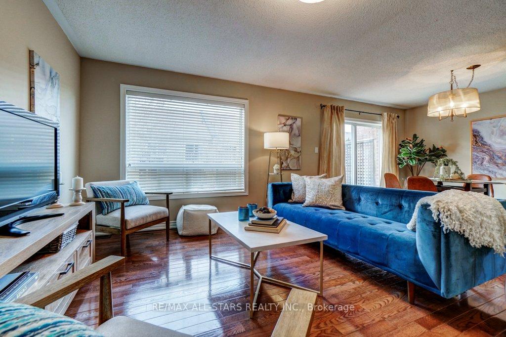 Photo 23 of 15 Meadow's End Crescent, Uxbridge — HOMEH