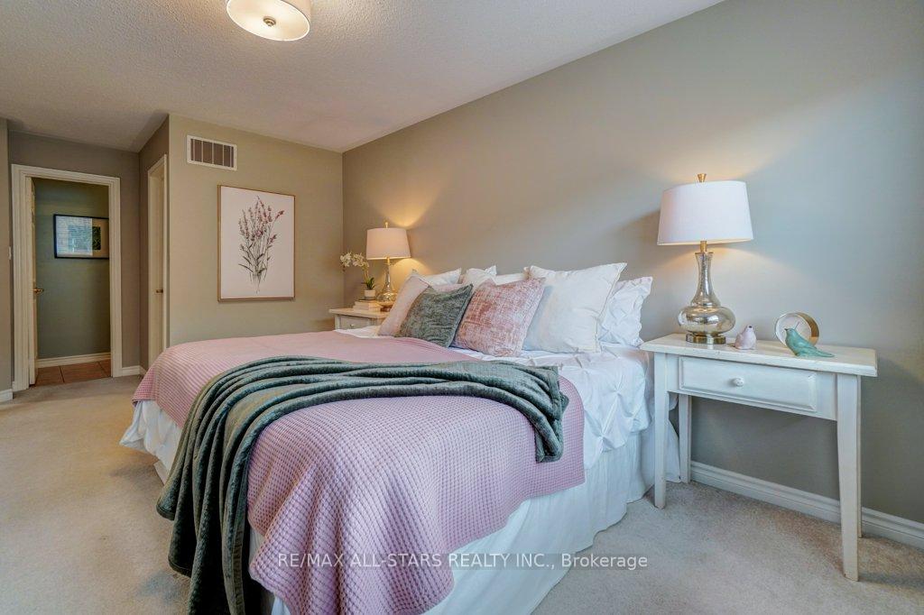 Photo 26 of 15 Meadow's End Crescent, Uxbridge — HOMEH