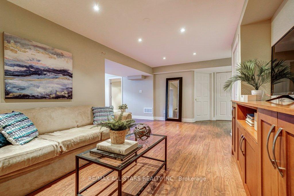 Photo 32 of 15 Meadow's End Crescent, Uxbridge — HOMEH