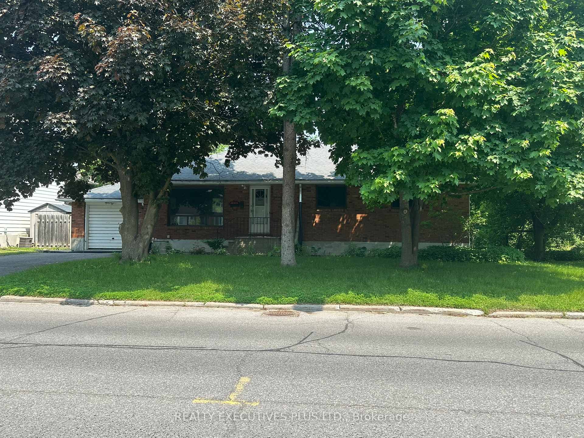 Photo 2 of 403 Pleasant Park Road E, Ottawa, Alta Vista/Faircrest Heights — HOMEH