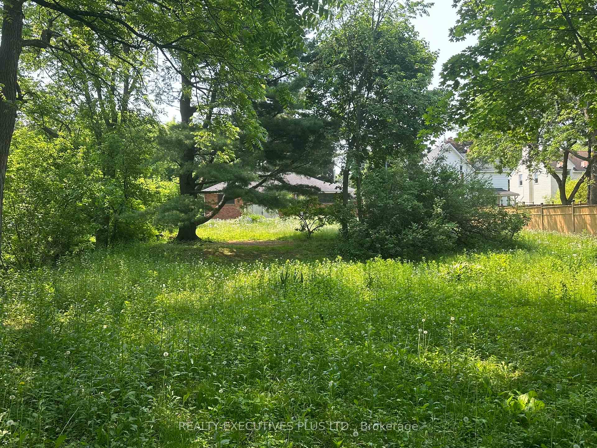 Photo 9 of 403 Pleasant Park Road E, Ottawa, Alta Vista/Faircrest Heights — HOMEH