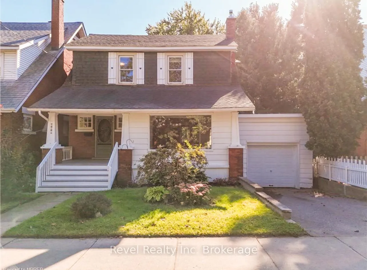 Front of 867 Mcintyre Street W